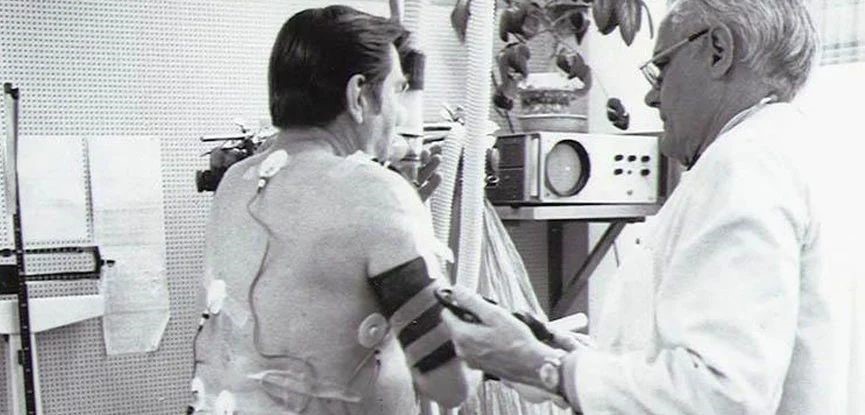دکتر رابرت ای بروس مبدع تردمیل بدون موتوردار در سال 1952 به همراه یک بیمار در مطب شخصی