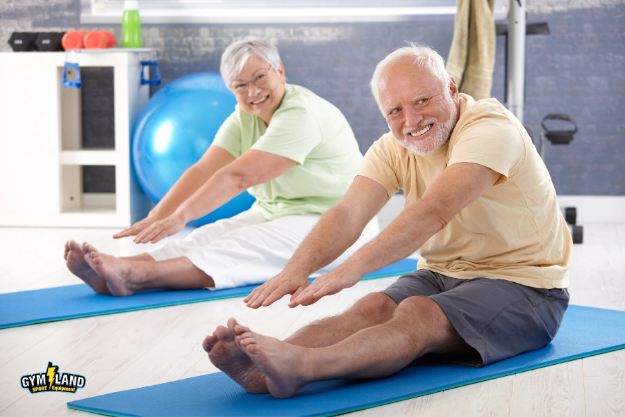 به عنوان حرکت اولِ کششی برای سالمندان: صاف بنشینید و شانه‌های خود را به عقب برگردانید و به آرامی به سمت چپ بچرخانید.